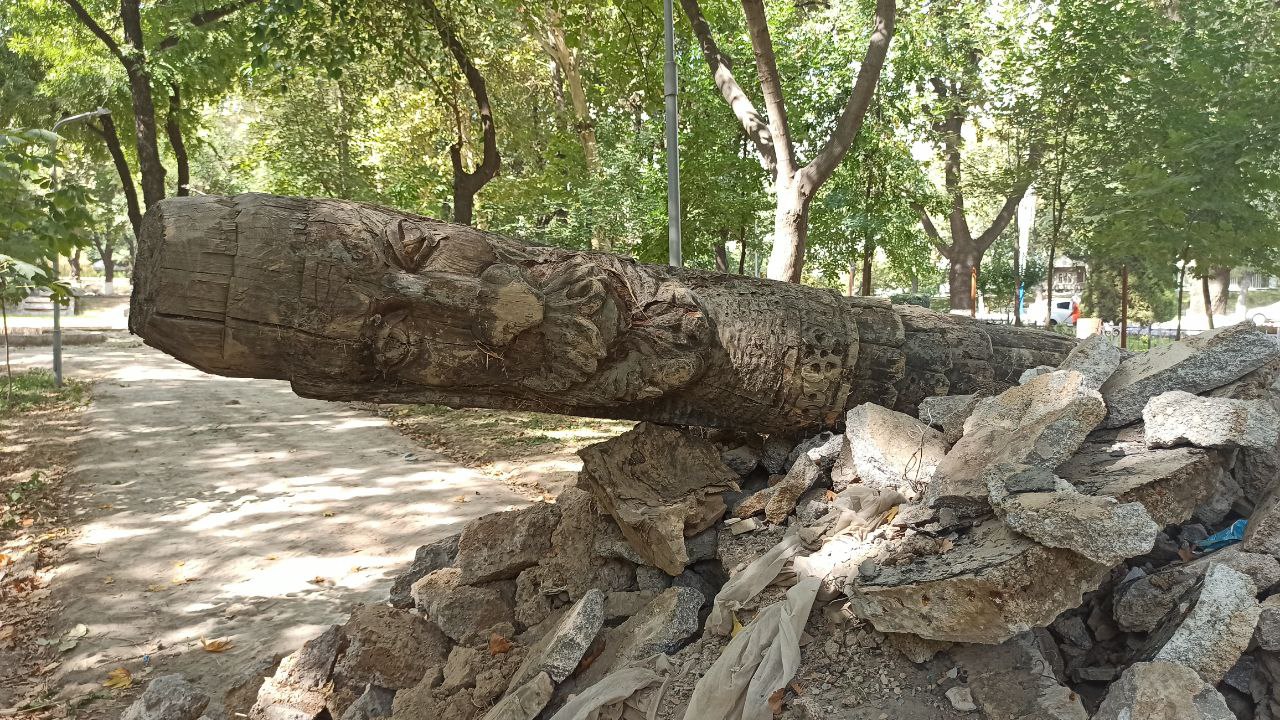 В Ташкенте уничтожили деревянные славянские скульптуры