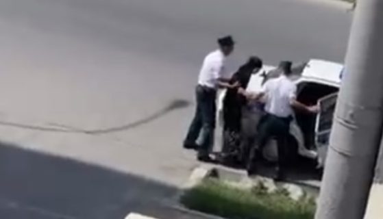 В Фергане патрульный пинком затолкал женщину в машину — видео
