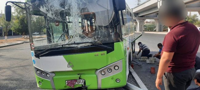 В Ташкенте автобус протаранил бетонный столб — видео