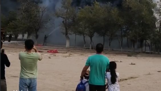В Учкудуке случился крупный пожар в спорткомплексе — видео