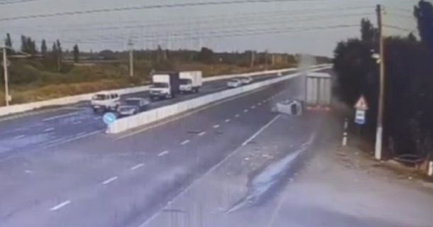 В Фергане грузовик раздавил Damas с людьми — видео