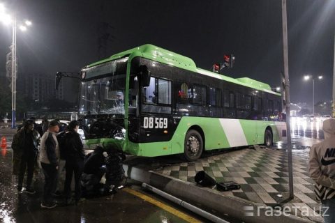 В Ташкенте автомобиль проехался по выделенной полосе и врезался в автобус