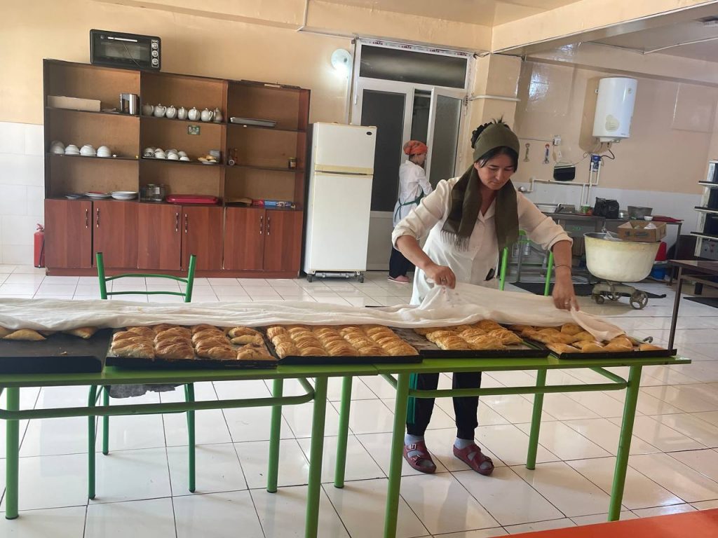 Чем кормят детей в школах Ташкента?