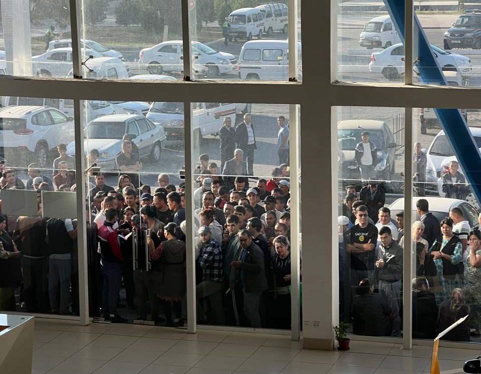 Узбекистанцы начали «штурмовать» автосалоны после слухов о начале выдачи контрактов