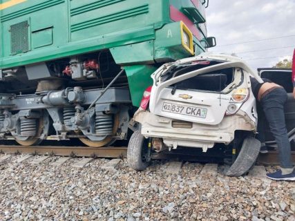 В Сурхандарье поезд протаранил автомобиль Spark — видео