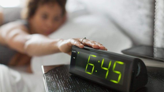 Как сказывается на человеке откладывание будильника по утрам?