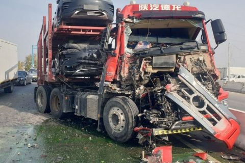 В Фергане автовоз с иномарками влетел в грузовик — видео