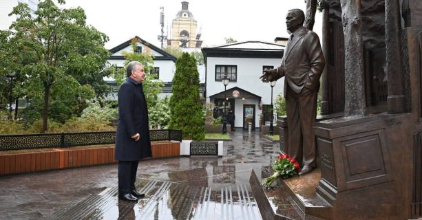 Шавкат Мирзиёев посетил сквер имени Ислама Каримова в Москве