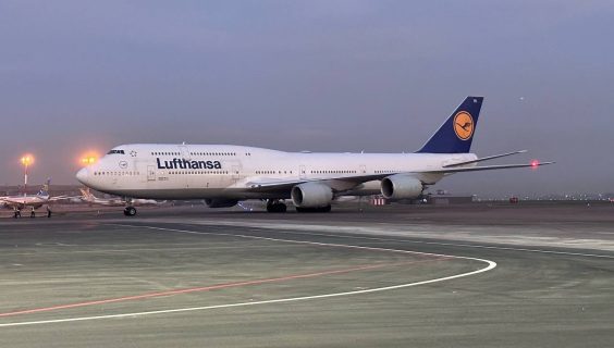 Летевший из Китая в Германию самолёт оставил двух буйных пассажиров в Ташкенте