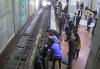 В Ташкенте девушка прыгнула под поезд метро