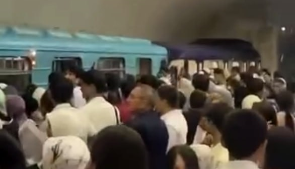 Поезд в метро не выдержал наплыва пассажиров — видео