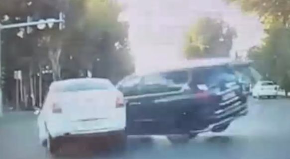 В Самарканде внедорожник после удара с легковушкой отлетел в пешеходов — видео