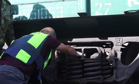 В Узбекистан пытались провезти наркотики под вагоном поезда
