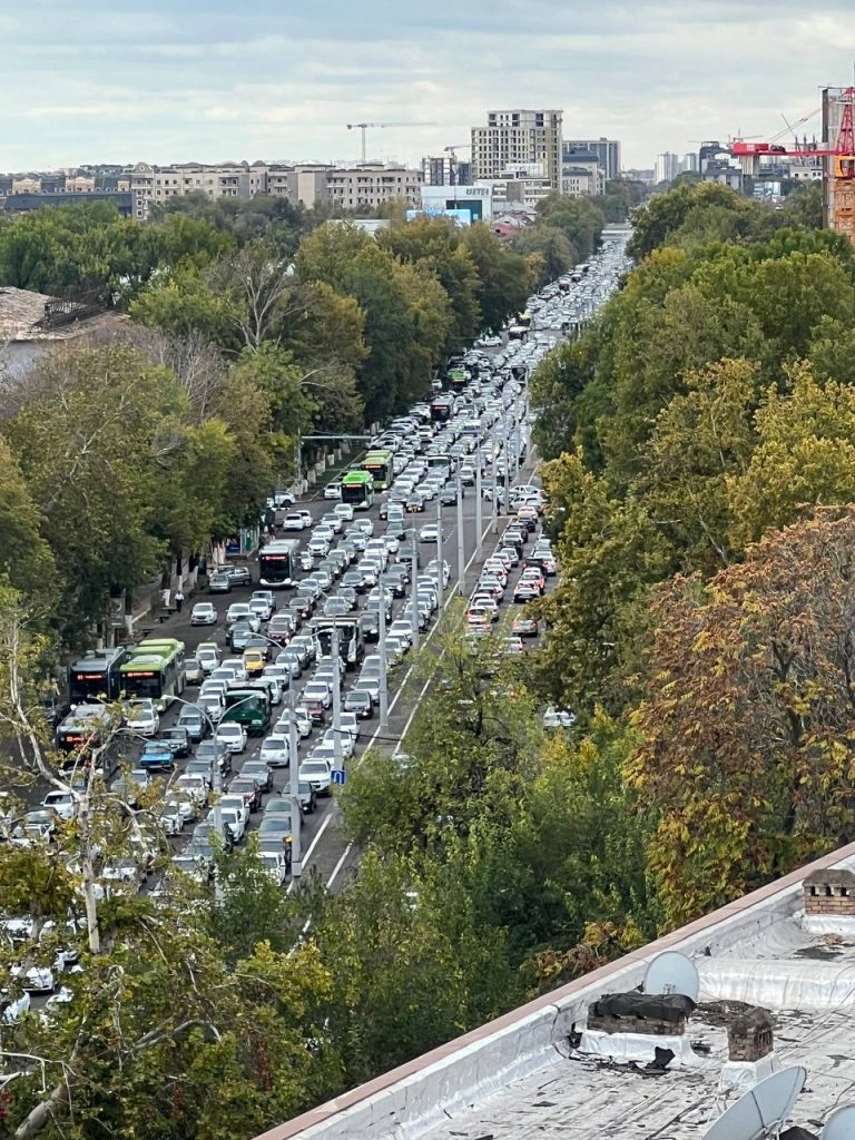 Ташкент не избавляется от пробок с помощью расширения дорог — блогеры предложили решение