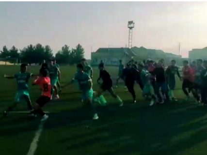 Матч юношеского чемпионата Узбекистана по футболу закончился массовой дракой — видео