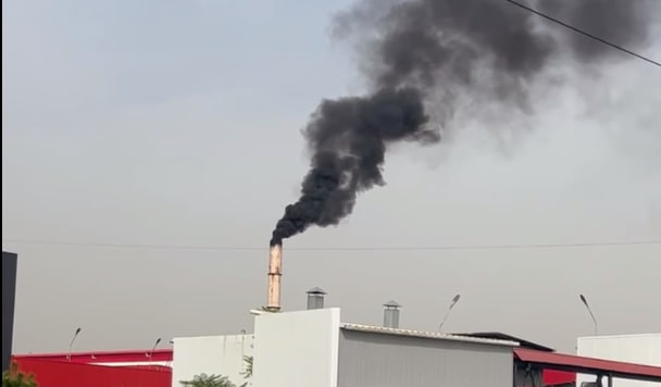 В Ташкенте из трубы завода Artel валил черный дым — видео