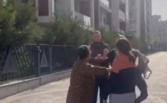 В Ташкенте молодая пара избила беременную женщину и ее мать — видео