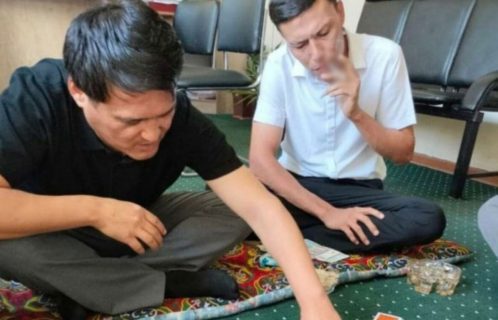 В Фергане осудили чиновников за игру в карты на работе