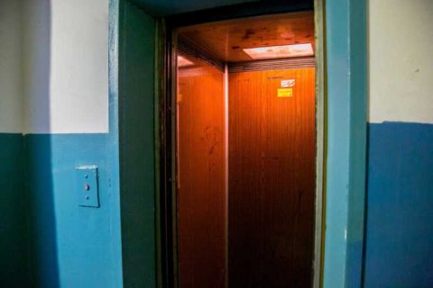 В Ташкенте мужчина домогался школьницы в лифте