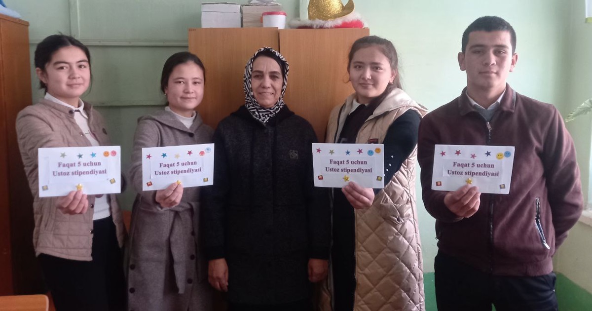 Учительница русского языка выдает ученикам стипендии из своей зарплаты