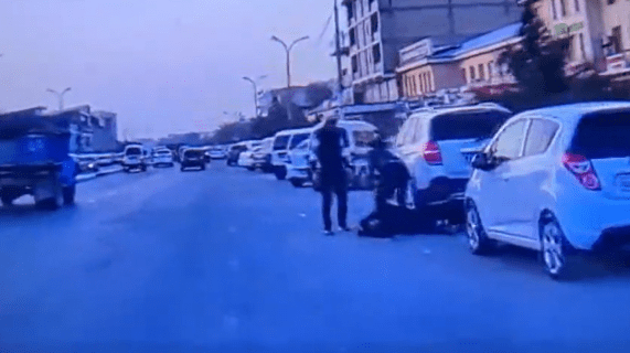 В Андижане парень сбил пешехода — видео