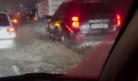 Дороги Ташкента превратились в реки из-за дождя — видео
