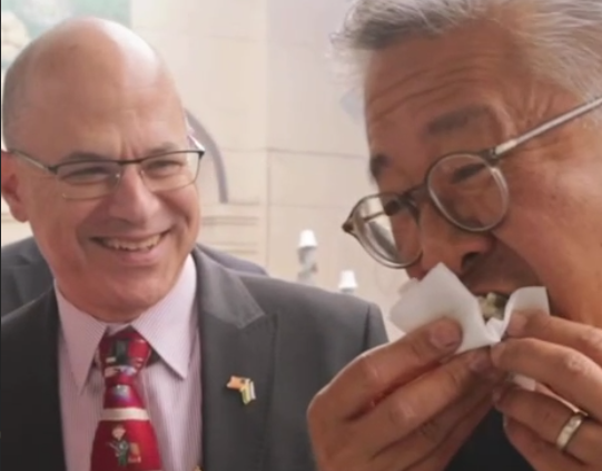 Посол и помощник госсекретаря США сходили поесть на «обжорный ряд» Чорсу — видео