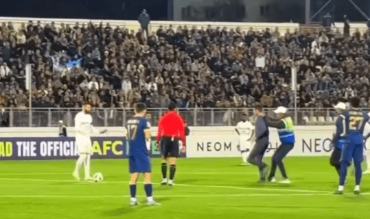 Узбекский фанат посреди матча выбежал на поле к Кариму Бензема — видео