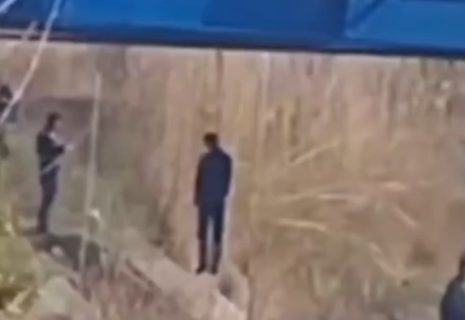 В Андижане мужчина повесился на балке моста — видео