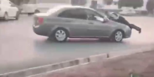 В Фергане водитель прокатил на капоте сотрудника ДПС — видео