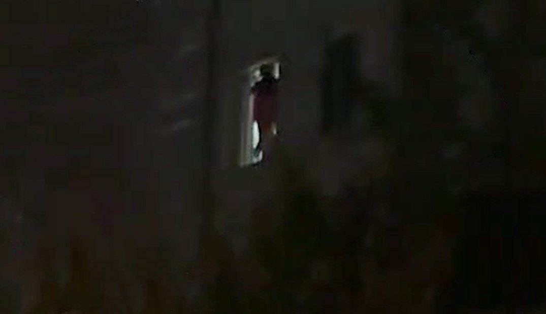 В Андижане женщина решила покончить с собой и залезла на окно — видео