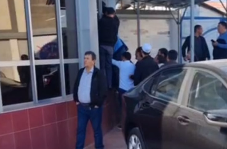 «Кровь и хаос»: люди штурмовали автосалоны в попытке купить машину — видео