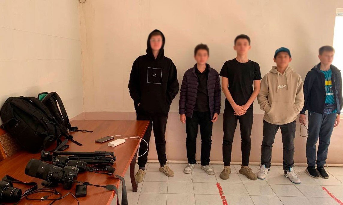В Ташкенте извинились перед подростками-споттерами и отпустили домой