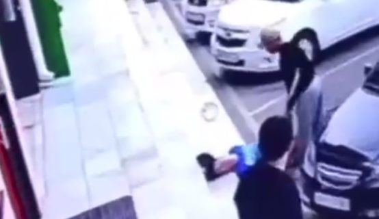В Ташобласти парень одним ударом отправил в нокаут мужчину — видео