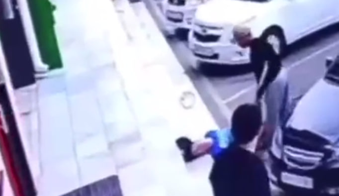 В Ташобласти парень одним ударом отправил в нокаут мужчину — видео