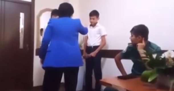 В Ташкенте директор школы избила учеников за драку на уроке — видео