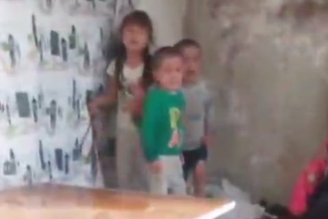 В Ургенче женщина угрожала сжечь детей за плохое поведение — видео