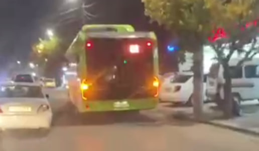В Ташкенте пьяный мужчина попал под автобус — видео
