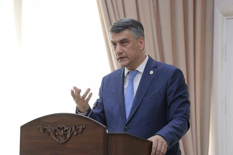 «Беременейте и рожайте»: Алишер Кадыров объяснил сокращение госбюджета для рожениц