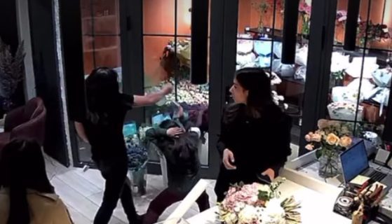 В Ташкенте пьяная женщина избила свою дочь в цветочном магазине — видео