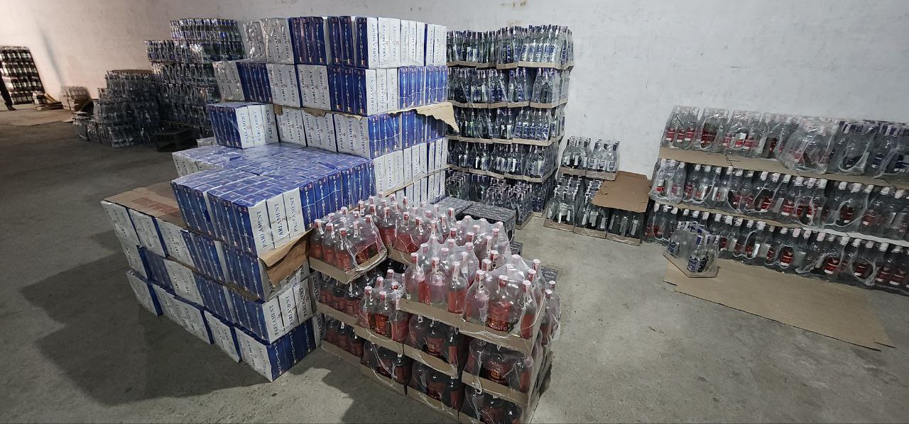 В Навои и Бухаре нашли тысячи бутылок опасного алкоголя