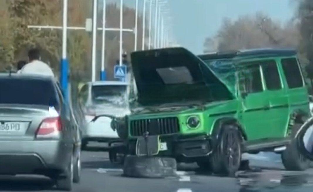 В Ташкенте разбился люксовый «гелендваген» за сотни тысяч долларов — видео