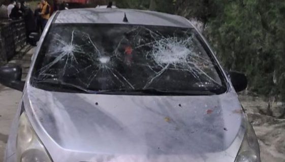 В Самарканде избили сотрудника ОВД и разбили его автомобиль — видео