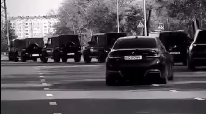 В Ташкенте в честь свадьбы инстаблогера несколько элитных авто прокатились змейкой — видео