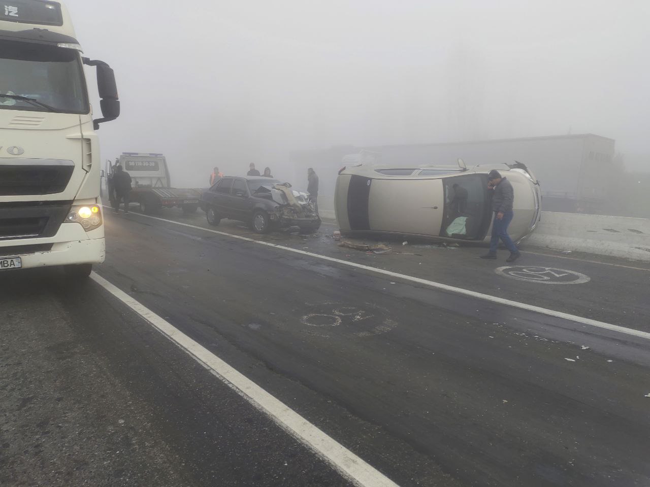 В Фергане во время густого тумана столкнулись сразу три машины
