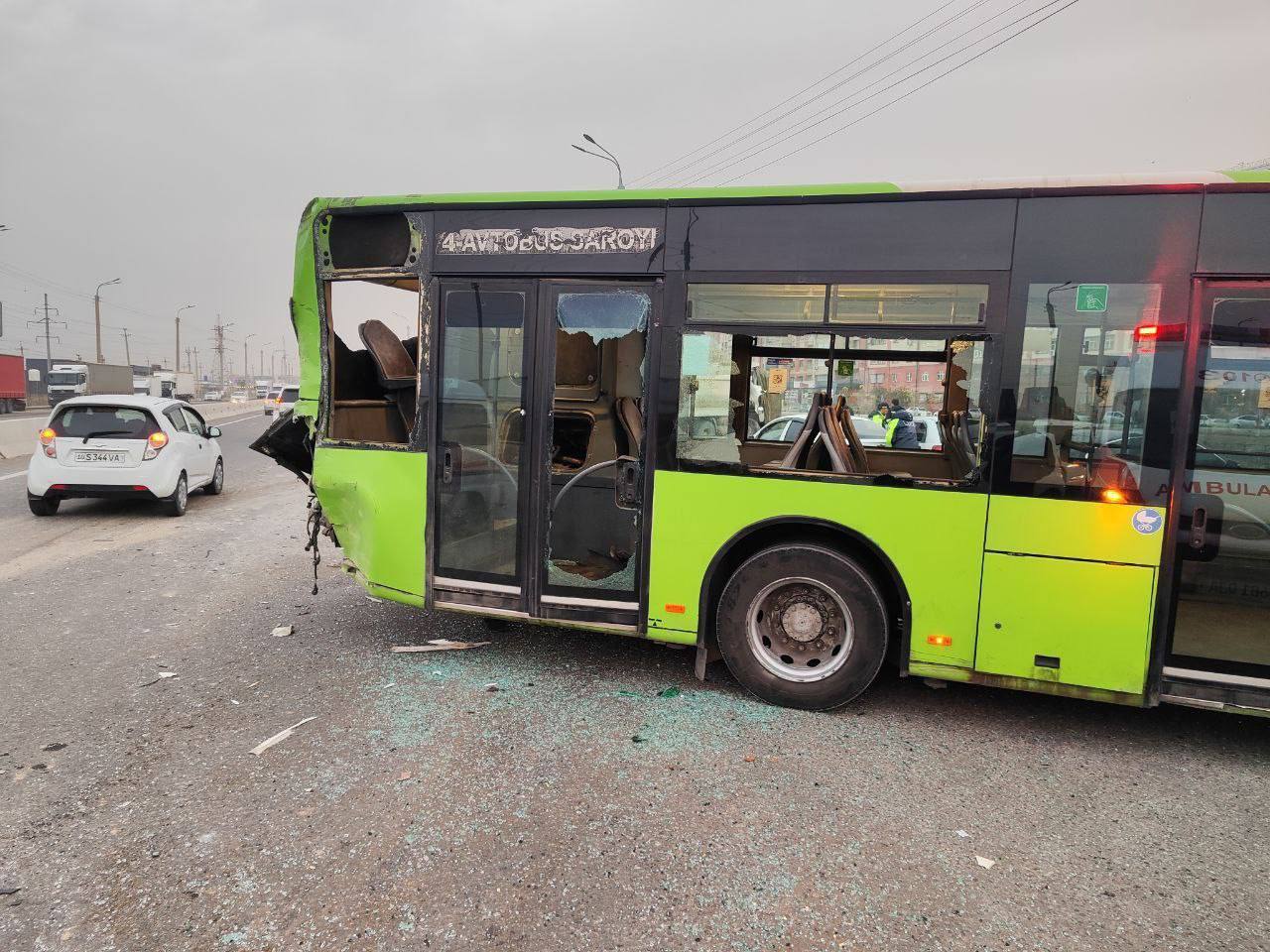 В Ташкенте грузовик врезался в автобус: есть пострадавшие