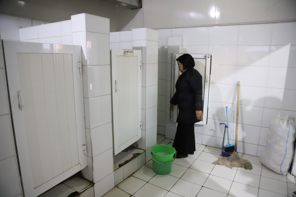 Чиновники посетили ужасные общественные туалеты Ташкента