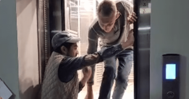 В новостройке на улице Паркент снова застрял человек в лифте — видео