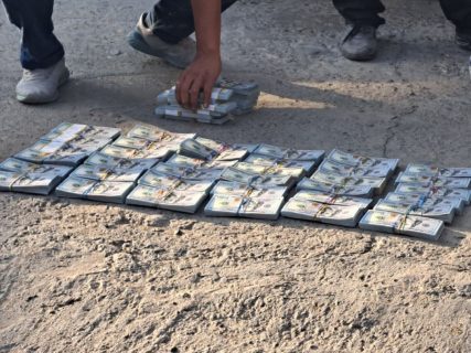 Четыре человека сели в тюрьму за попытку вывезти доллары из Узбекистана