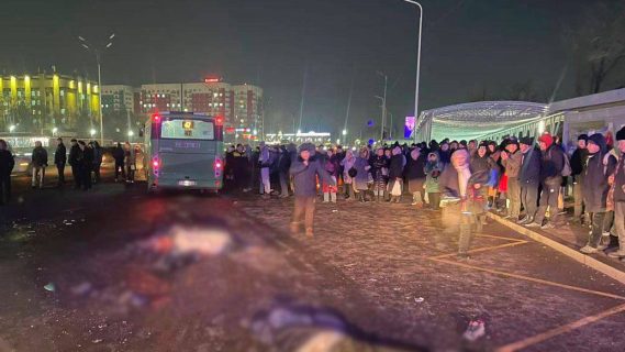 В Казахстане автобус на скорости сбил несколько человек на обочине, есть погибшие — видео